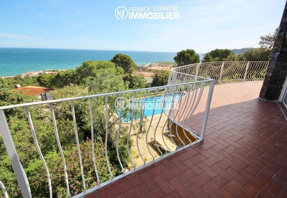 vente maison llanca, ref.3399, vue sur la piscine et la mer depuis la terrasse
