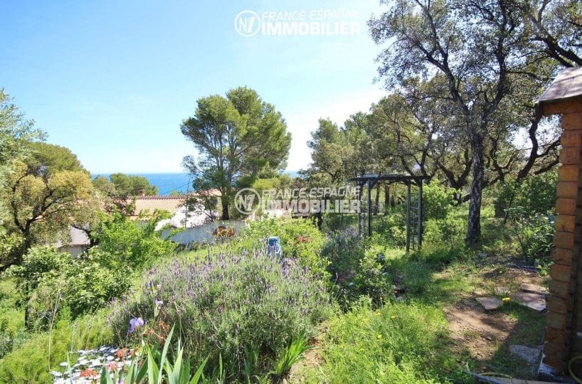 la costa brava: villa ref.3399, aperçu du jardin arboré et fleuri avec vue sur la mer