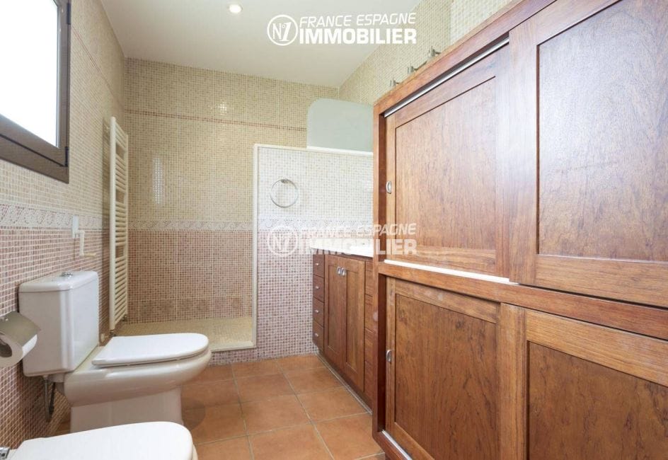 n1immobilier: villa ref.3415, salle d'eau de la suite parentale avec douche et wc
