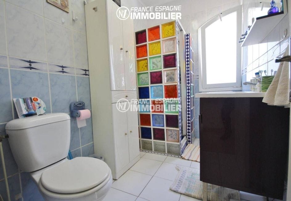maison a vendre llanca, 152 m², ref.3399, salle d'eau avec cabine de douche, vasque et wc