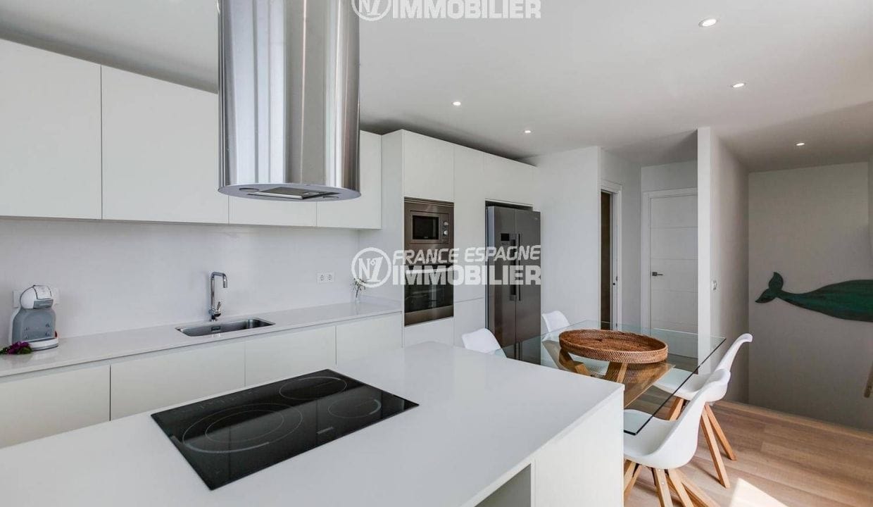 Comprar casa Costa Brava vora el mar, ref.3433, visió general de la cuina amb escales de baixada al garatge