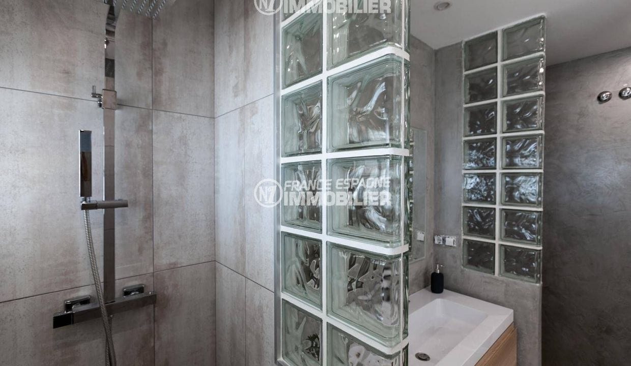 immo center rosas: villa ref.3433, overview bathroom with shower and toilet