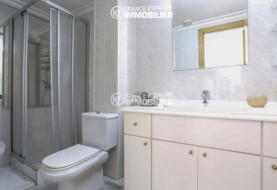 appartement a vendre costa brava, ref.3470, aperçu docuhe et wc dans la salle d'eau