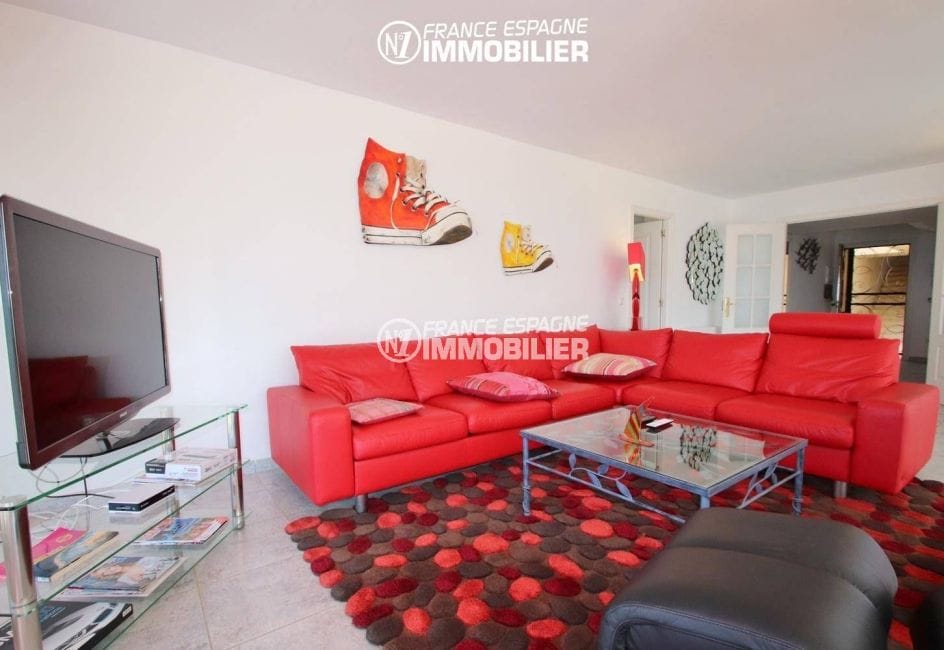 vente appartement rosas espagne, 165 m², aperçu du salon avec un grand canapé