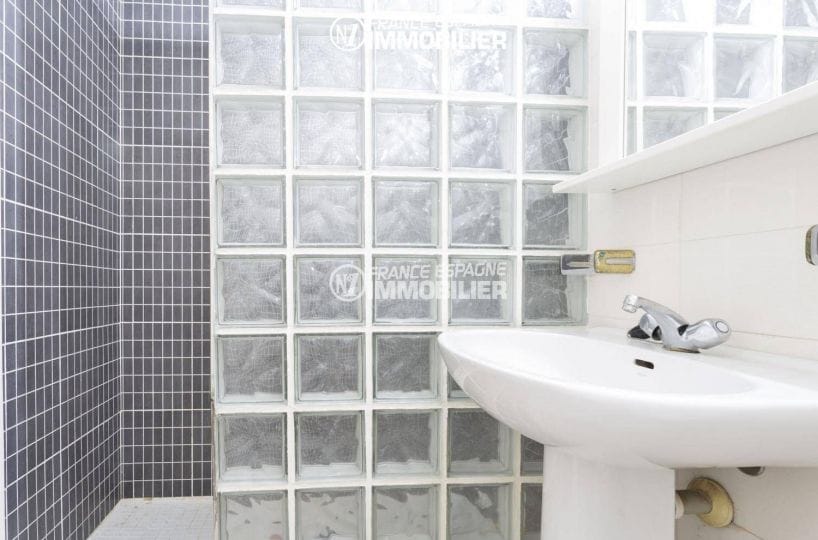 vente immobiliere rosas espagne: villa ref.3476, première salle d'eau avec douche et lavabo