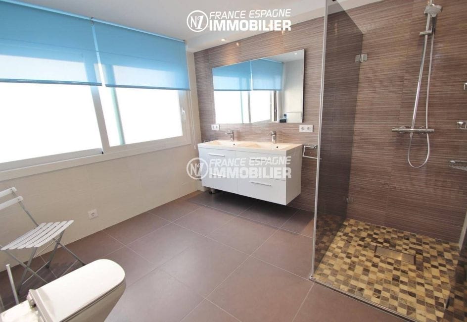 achat appartement rosas espagne, 165 m², première salle d'eau avec douche, double vasque et wc