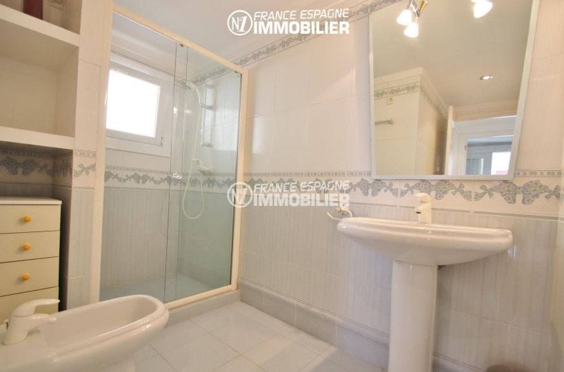 appartement à vendre rosas espagne, 165 m², deuxième salle d'eau avec douche, lavabo et wc