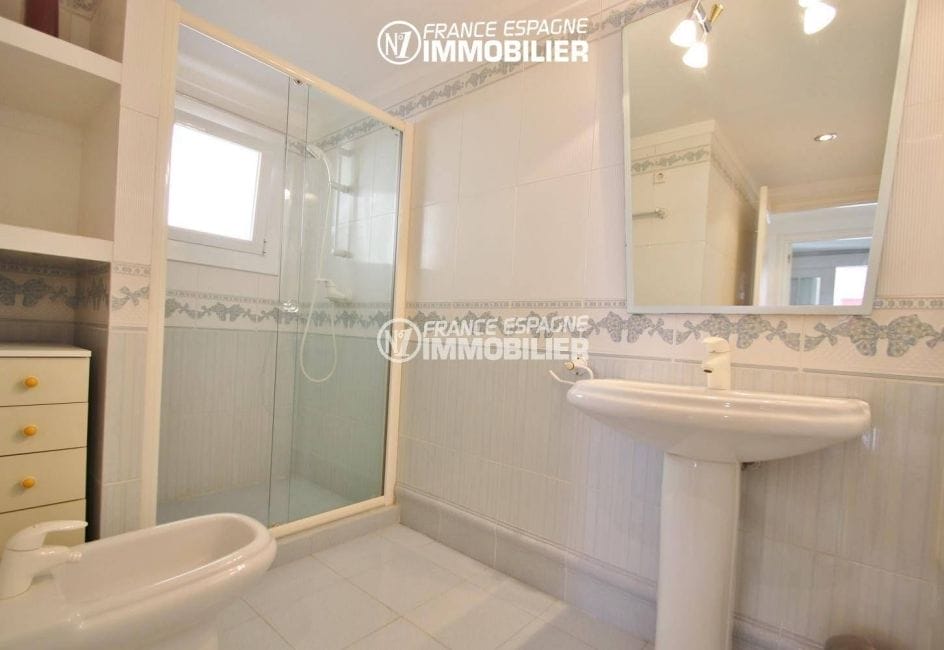 appartement à vendre rosas espagne, 165 m², deuxième salle d'eau avec douche, lavabo et wc