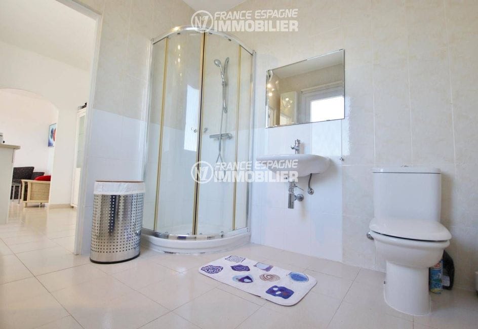 le bon coin espagne costa brava: villa ref.3481, salle de bains avec cabine de douche, wc
