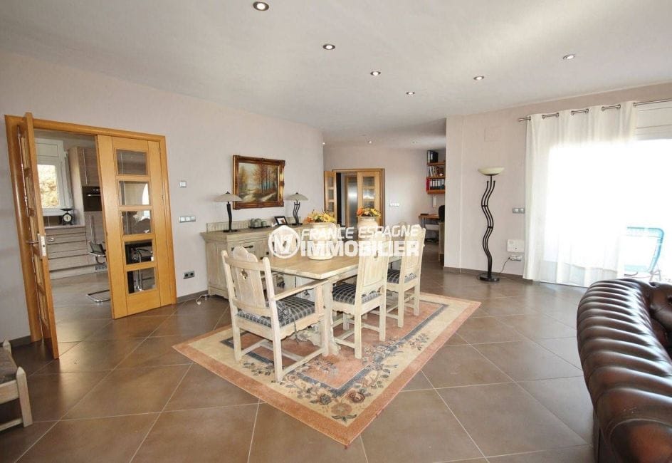vente immobilier costa brava: villa ref.2364, salle à manger avec accès à la cuisine