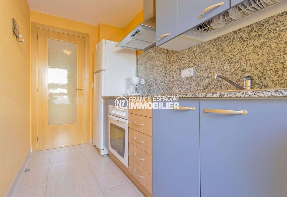 agence immobiliere costa brava espagne: appartement 43 m², cuisine indépendante avec rangements