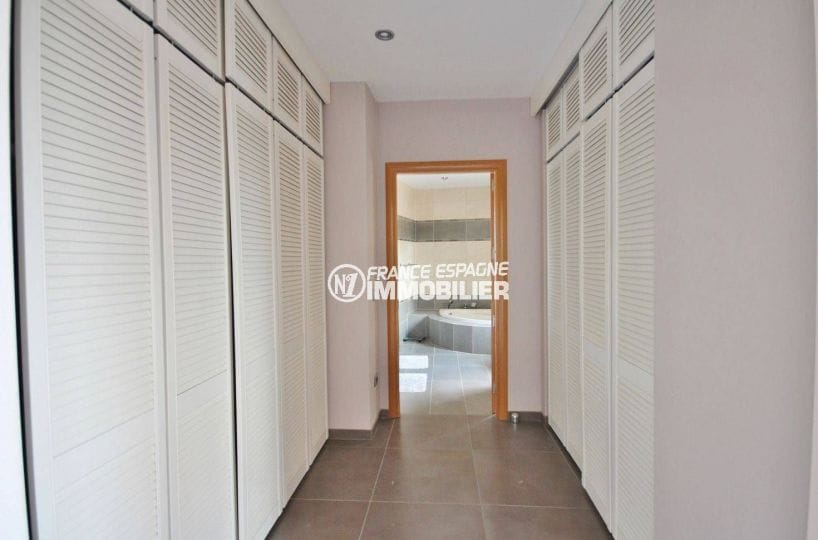 costa brava house: villa ref.2364, couloir qui dessert la salle de bains, placards