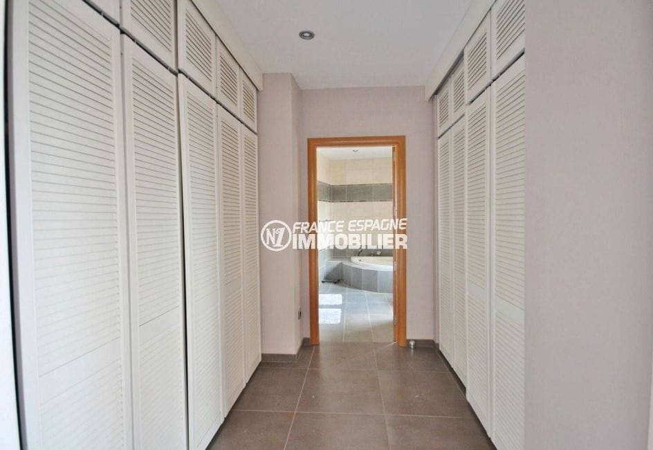 costa brava house: villa ref.2364, couloir qui dessert la salle de bains, placards