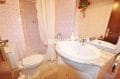 roses immobilier: appartement ref.3483, salle d'eau: douche, vasque et toilettes