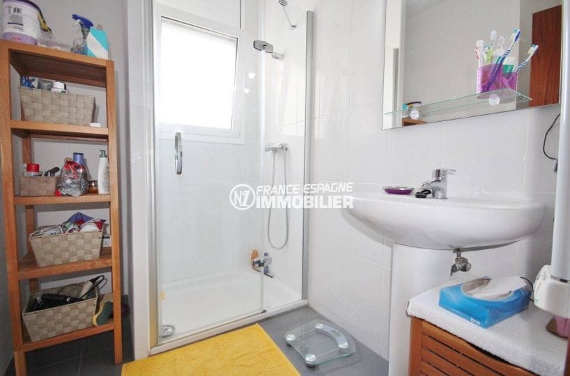 agence immobiliere costa brava: appartement ref.3488, salle d'eau, cabine de douche et rangements