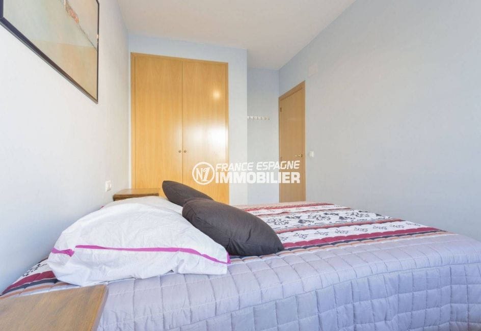 vente immobilière costa brava: appartement 43 m², chambre avec lit double et placards