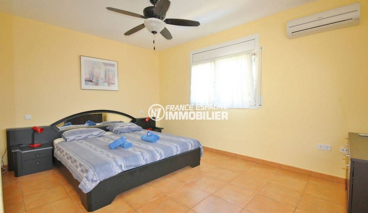 costabrava immo: villa ref.3501, première chambre avec un lit double et des rangements