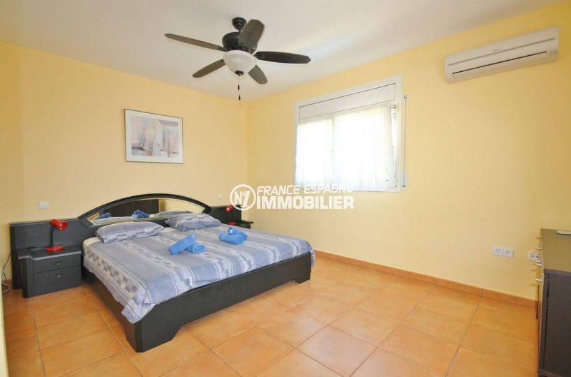 costabrava immo: villa ref.3501, première chambre avec un lit double et des rangements