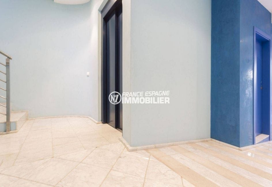 vente appartement llanca, pas cher, parties communes couloir avec ascenseur et escaliers