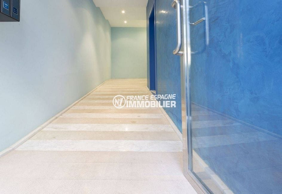 appartement a vendre llanca vue mer, 43 m², vue sur la porte d'entrée de l'immeuble