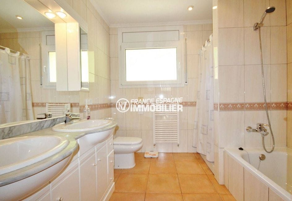maison a vendre en espagne pres de la frontiere francaise, ref.3501, salle de bains, vasques, wc