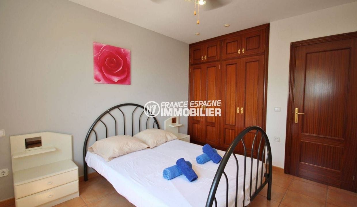 costa brava house: villa ref.3501, deuxième chambre avec lit double et placards