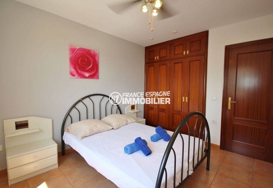 costa brava house: villa ref.3501, deuxième chambre avec lit double et placards
