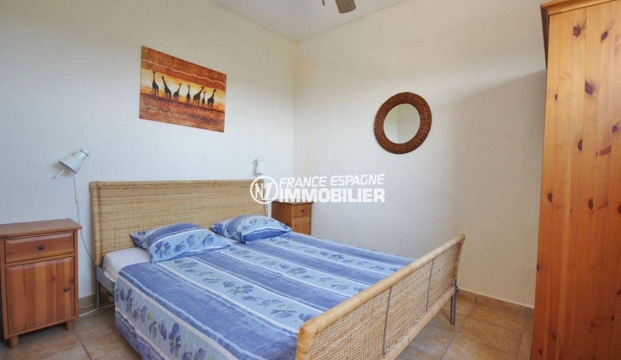 achat costa brava: villa ref.3501, première chambre avec lit double et rangements