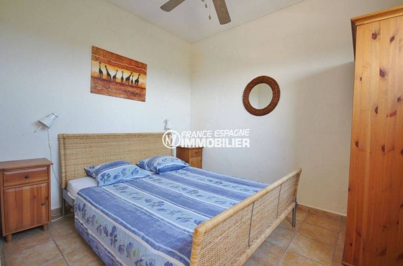 achat costa brava: villa ref.3501, première chambre avec lit double et rangements