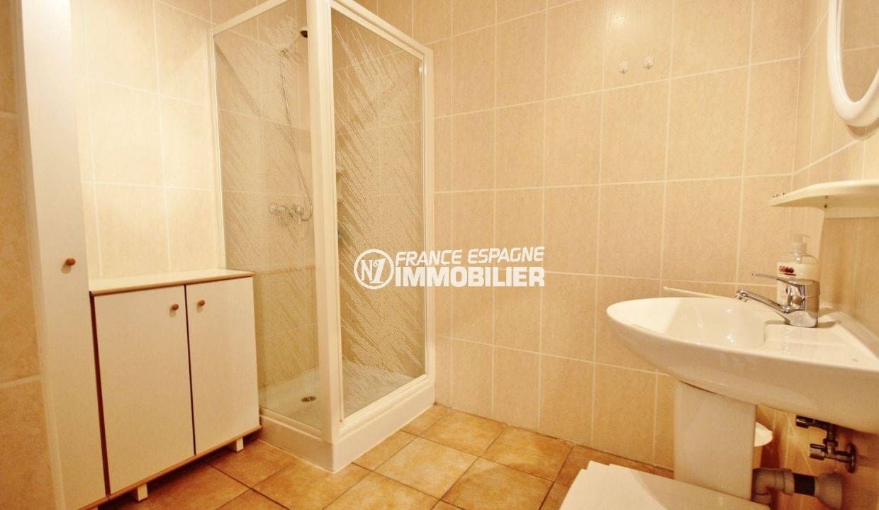 acheter costa brava: villa ref.3501, salle d'eau avec cabine de douche et lavabo