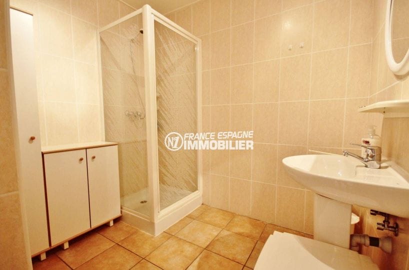 acheter costa brava: villa ref.3501, salle d'eau avec cabine de douche et lavabo