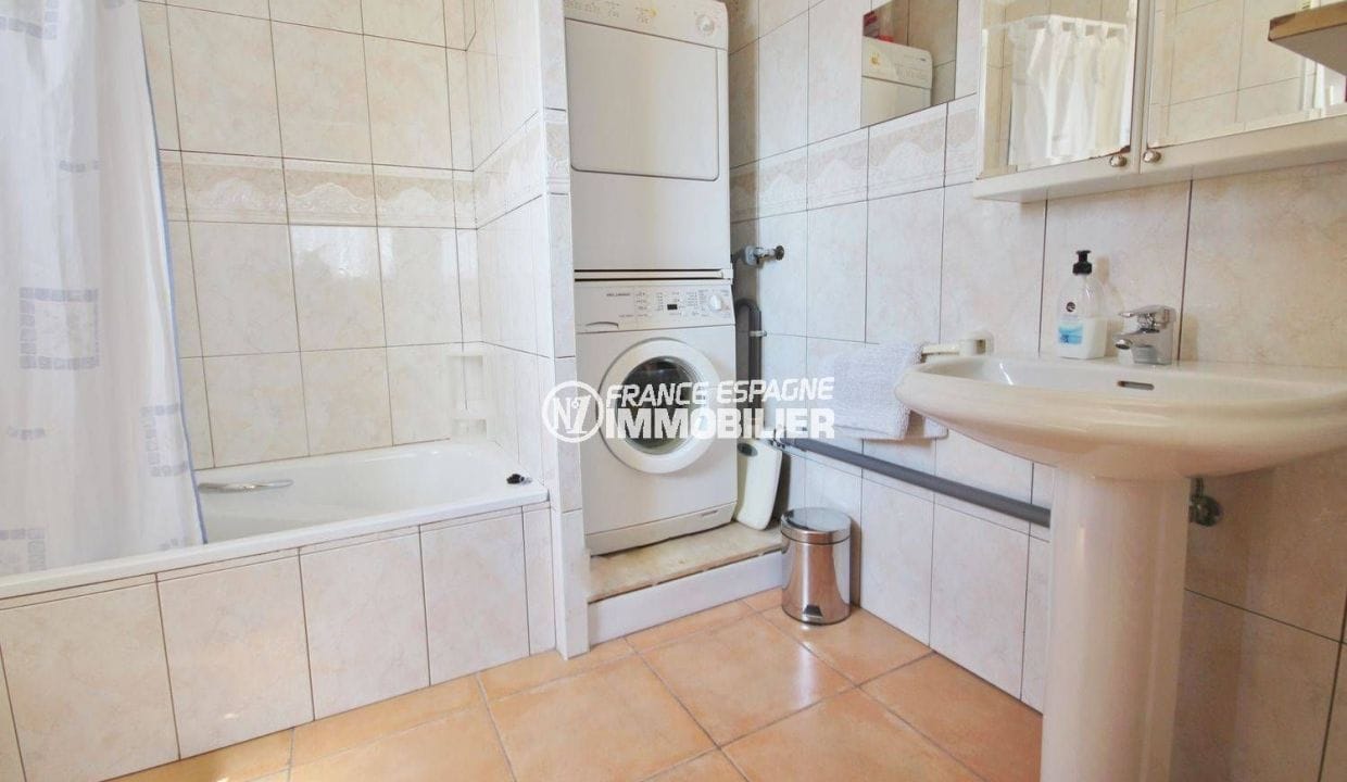 costa brava maison a vendre, ref.3501, salle de bains avec baignoire et lavabo