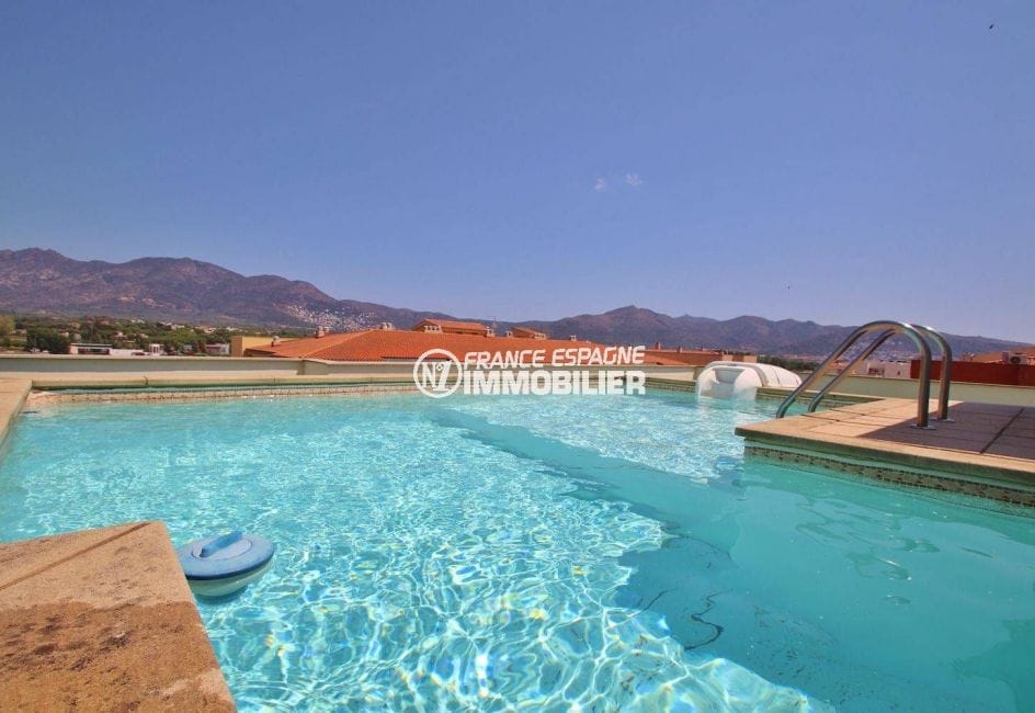 appartement costa brava, ref.3482, perspective sur la piscine privée et les toits et sommets des montagnes alentours