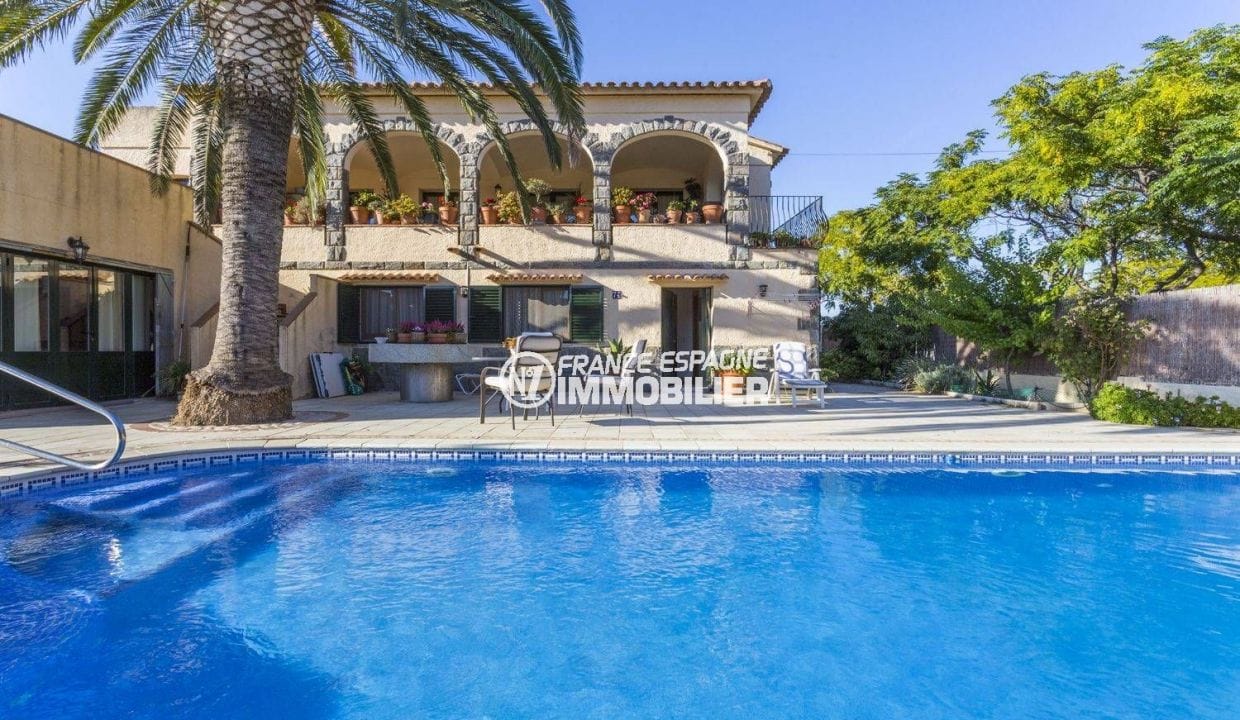 agence immobilière costa brava: villa 290 m², aperçu de la piscine 8 m x 4 m