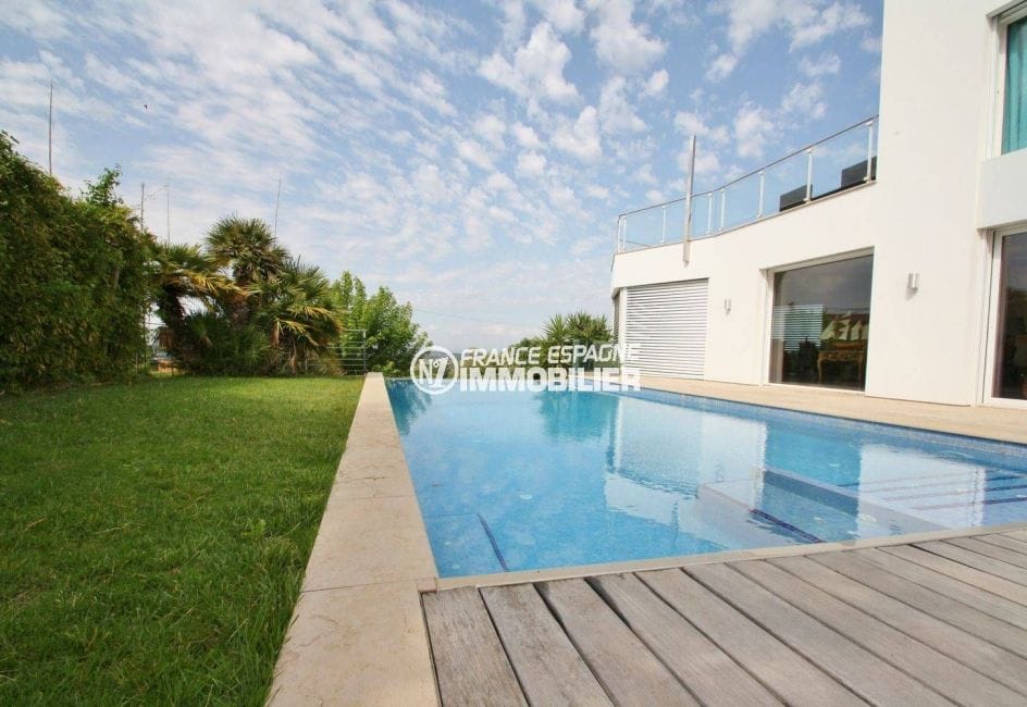 vente immobiliere costa brava: villa 476 m², terrasse entretenue avec piscine et douche extérieure