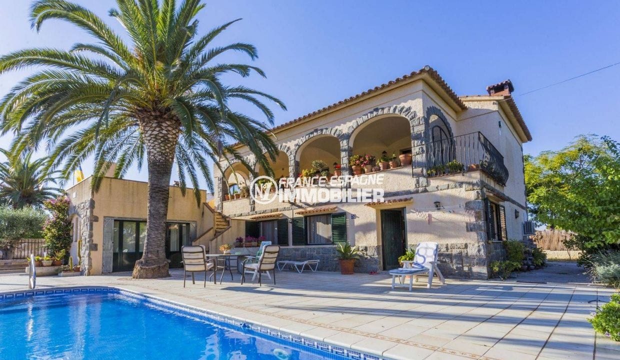 immobilier empuria brava: villa avec piscine et garage, plage à 500 m, grand terrain 