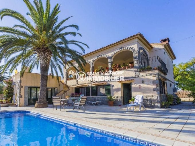 immobilier empuria brava: villa avec piscine et garage, plage à 500 m, grand terrain