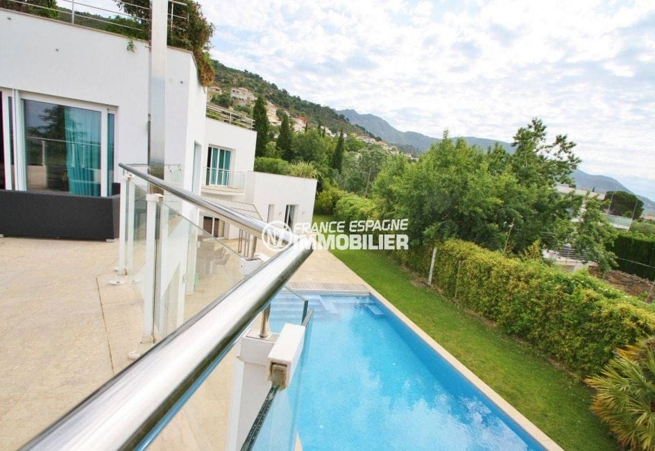maison a vendre espagne catalogne, garage, vue plongeante sur la piscine depuis la terrasse
