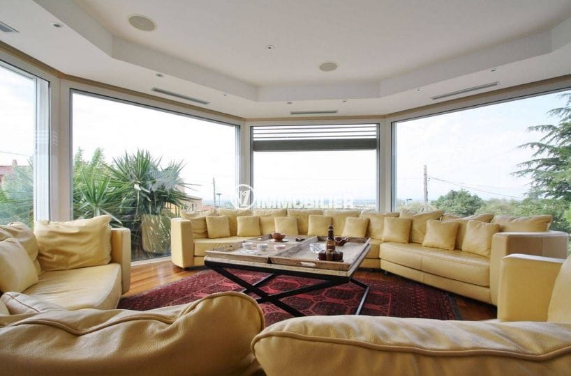costa brava house: villa 476 m², grand salon convivial avec plusieurs canapés