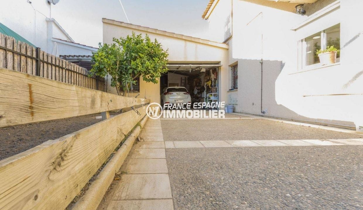 empuriabrava immobilier vente: villa 290 m², aperçu de l'allée qui mène au garage pour 2 voitures