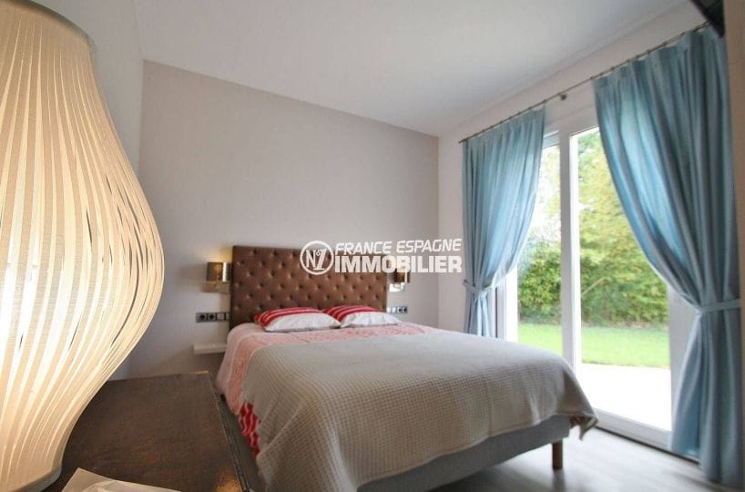 le bon coin espagne costa brava: villa 476 m², deuxième chambre avec lit double accès jardin