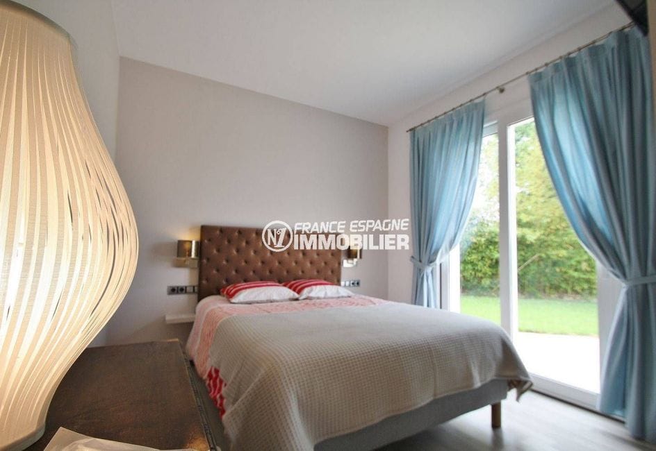 le bon coin espagne costa brava: villa 476 m², deuxième chambre avec lit double accès jardin