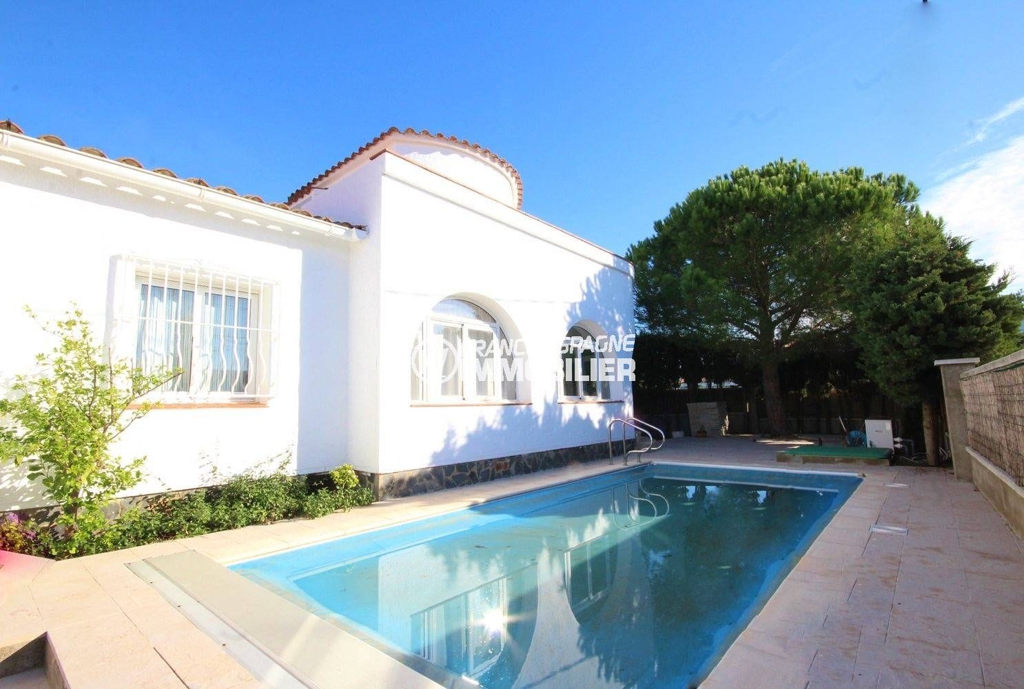 immobilier rosas : villa secteur résidentiel façade villa avec piscine exposition sud