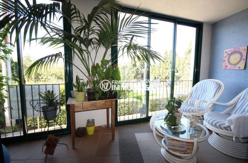 immobilier costa brava: villa 278 m², espace détente sur la terrasse véranda
