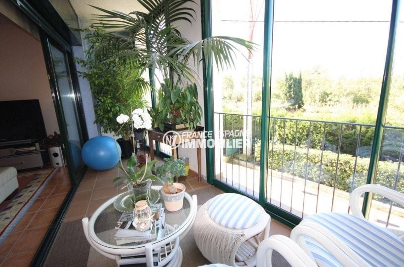 peralada espagne: villa 387 m², vue dégagée depuis la terrasse véranda