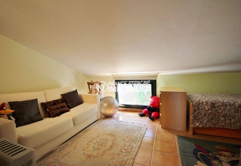 maison à vendre en espagne costa brava, centre-ville, troisième chambre avec lit simple et canapé