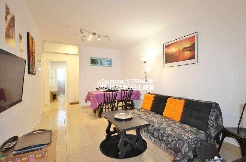 appartement a vendre rosas, appartement 57 m², vue sur porte d'entrée et salon / séjour
