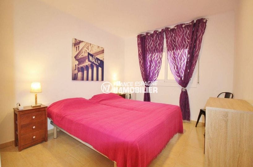 agence immobiliere roses: appartement 57 m², deuxième chambre avec lit double et rangements
