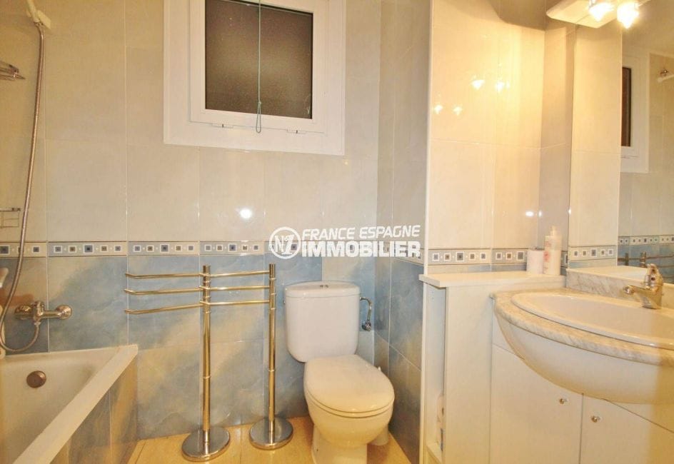 agence immobilière roses: appartement 57 m², salle de bains avec baignoire, vasque et wc