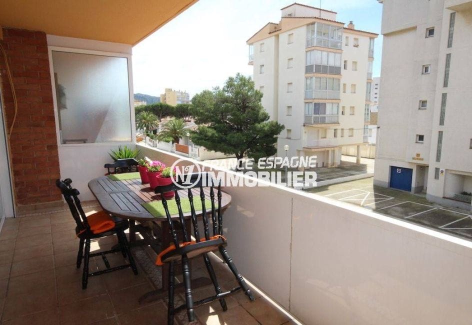 appartement a vendre a rosas, proche plage, aperçu de la terrasse de 10 m² coin détente